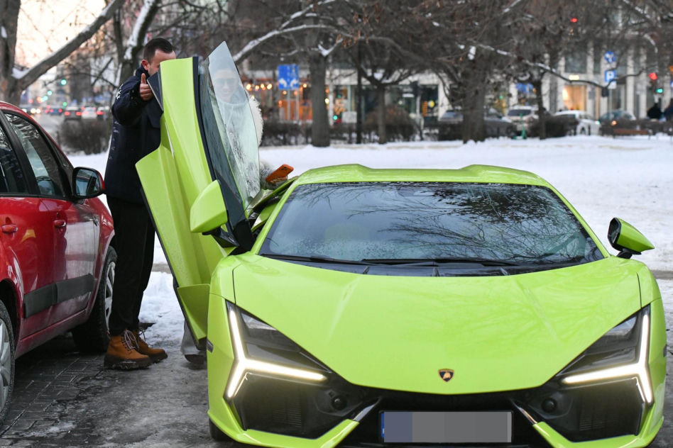 Klaudia Halejcio, mąż jej otworzył auto za całusa