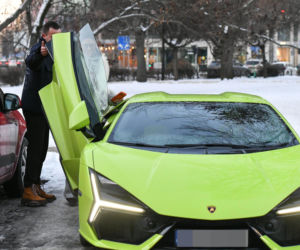Klaudia Halejcio, mąż jej otworzył auto za całusa