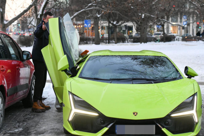 Klaudia Halejcio, mąż jej otworzył auto za całusa