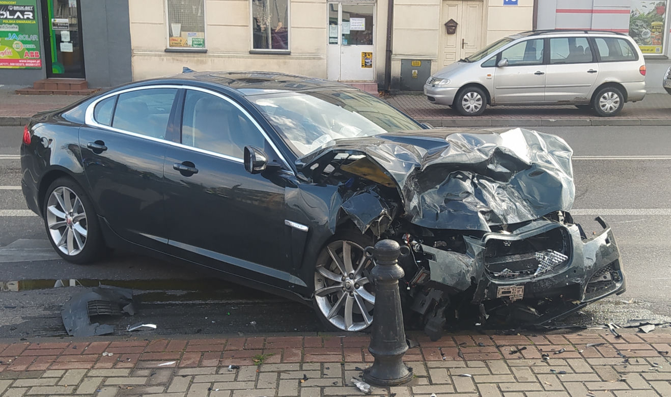 Makabra w Siedlcach. Jaguarem staranował skodę