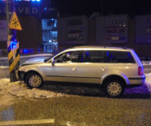 Wypadek w Grudziądzu. Pijana 34-latka uderzyła w latarnię! [ZDJĘCIA]