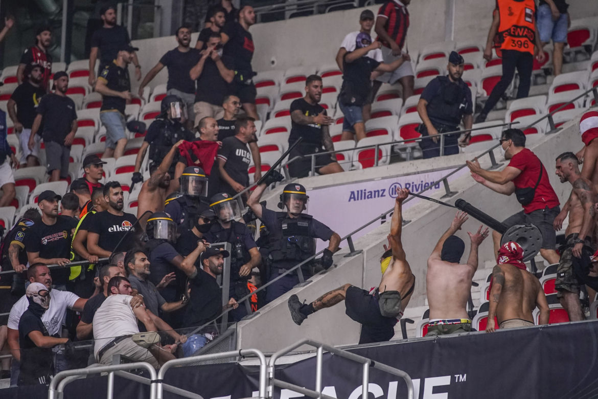 Zadyma na meczu OCG Nice - FC Koln 