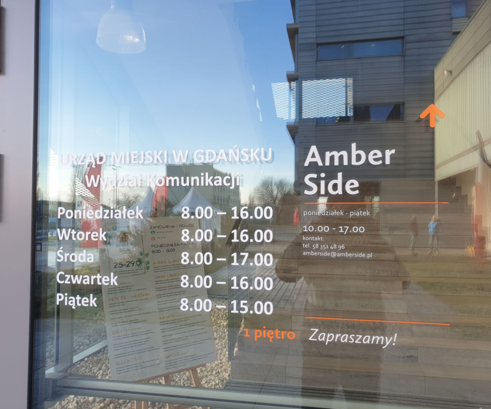 Punkt Obsługi Mieszkańców mieści się w bocznym wejściu do budynku Amber Expo przy ul. Żaglowej 11