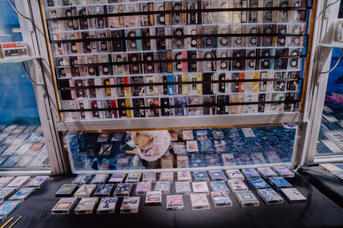 Zapełnili kiosk kasetami. Tak na Węglinie powstała niezwykła wystawa przenosząca w czasie [GALERIA]