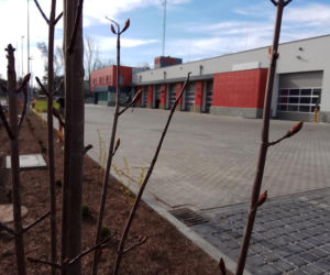 Legionowscy strażacy pokazują swoją nową remizę