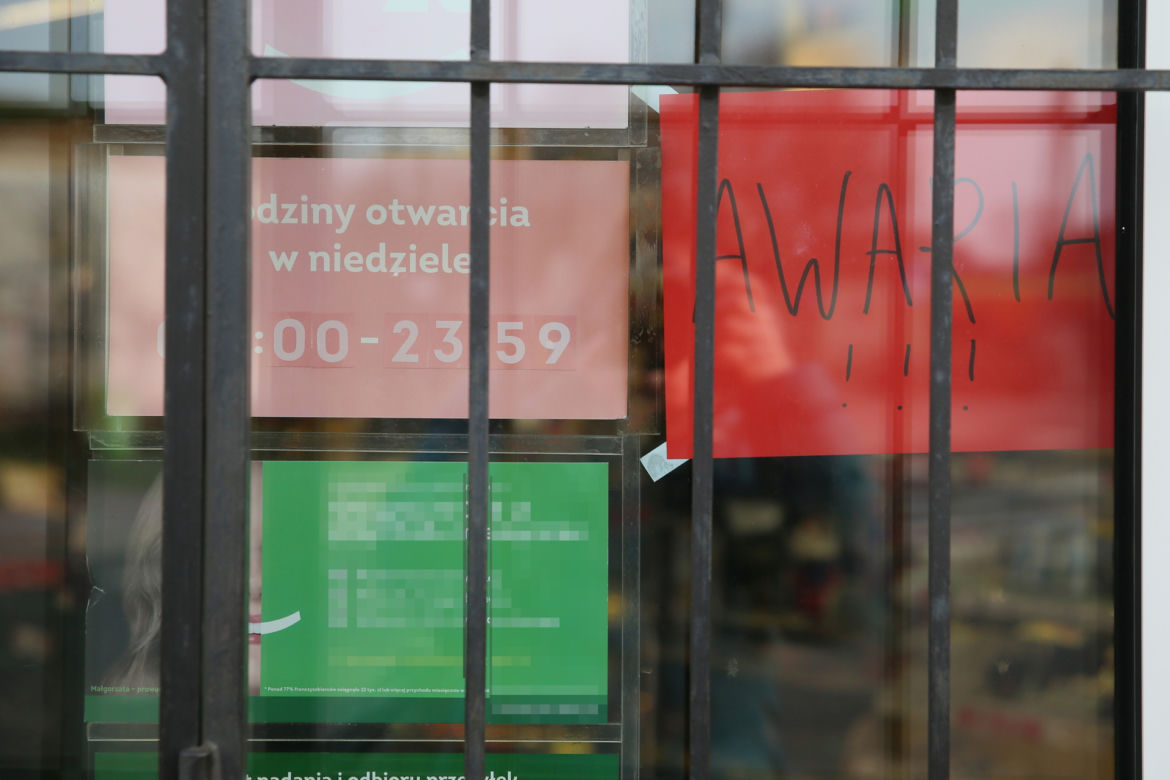 Śmiertelny napad na Żabkę w Kobyłce. Groził bronią ekspedientce, zginął od noża. Prokuratura ujawnia nowe fakty