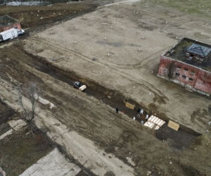 Nowy Jork. Trumny z ciałami ofiar koronawirusa zakopywane na wyspie Hart w Bronksie