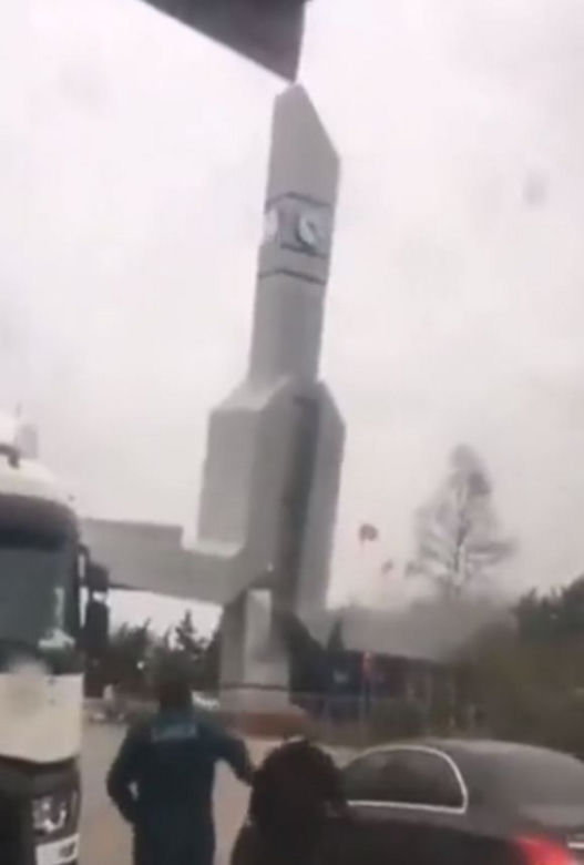 Wiatr przewrócił wieżę zegarową i tiry na ulicy! Armaggeddon w Turcji