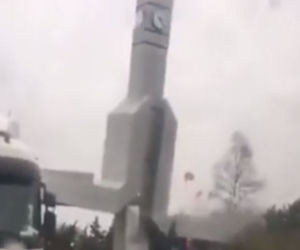 Wiatr przewrócił wieżę zegarową i tiry na ulicy! Armaggeddon w Turcji