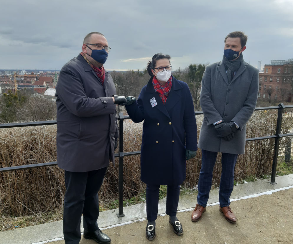 Prof. Piotr Lorens, prezydent Aleksandra Dulkiewicz i wiceprezydent Piotr Grzelak