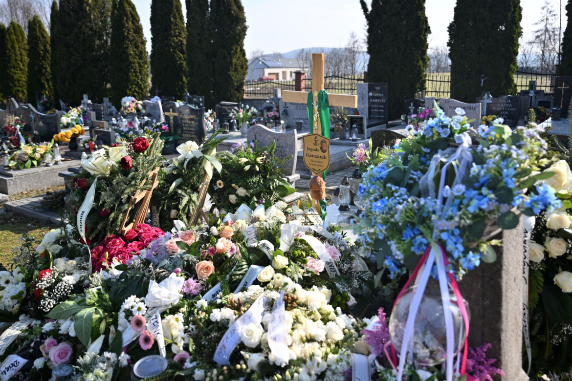 Morze kwiatów. Tak wygląda grób pilotki Jagody Gancarek tydzień po pogrzebie