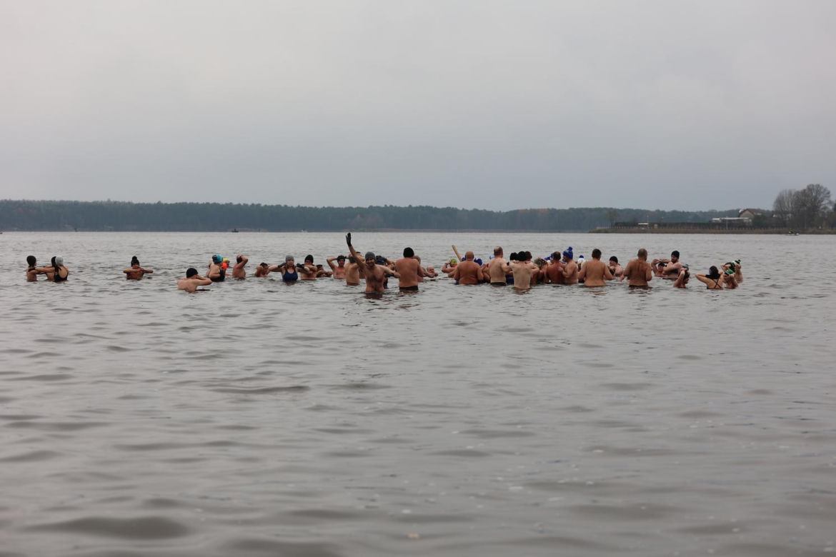 Lubelskie morsy wskoczyły do Zalewu Zemborzyckiego. Oni nie boją się zimnej wody! 