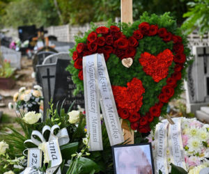 Kolbudy. Grób Pauliny tonie w morzu kwiatów [ZDJĘCIA]