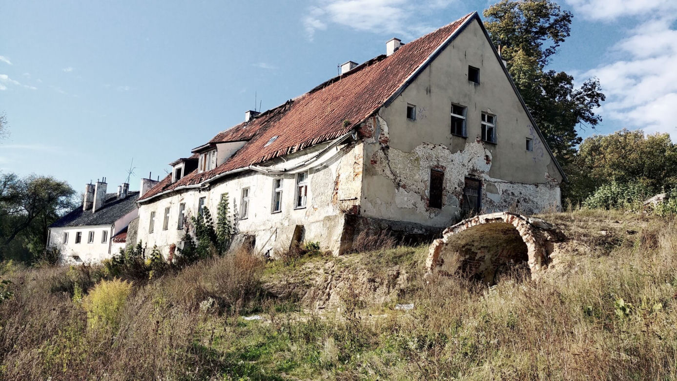 Ruiny zamku w Ełku. Tajemnicze miejsce na półwyspie robi wrażenie [ZDJĘCIA]