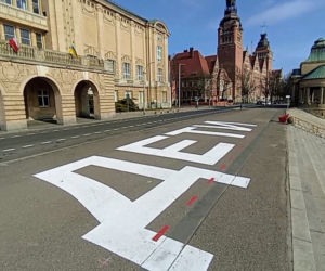 Wielki napis na Wałach Chrobrego. Szczecin upamiętnił ofiary nalotu na teatr w Mariupolu