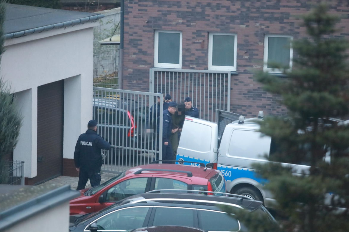 Brutalne morderstwo w Mławie. Odciął swojej siostrze głowę dwoma nożami. Jej ciało znalazły malutkie dzieci