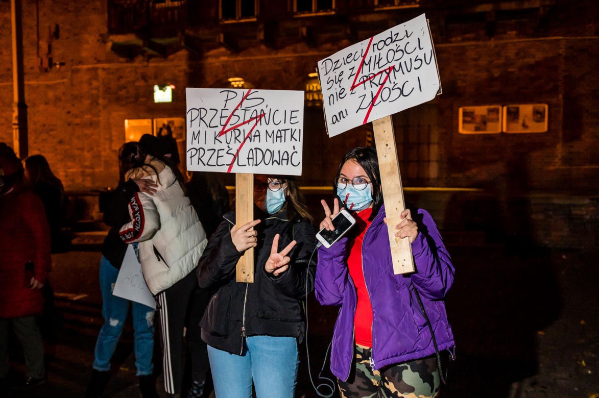 Ciągniki i kobiety pod biurem PiS-u. "BECZKA GNOJU już w drodze"