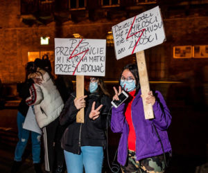 Ciągniki i kobiety pod biurem PiS-u. BECZKA GNOJU już w drodze