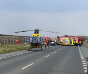 Ciężarówka zjechała do rowu. Poszkodowani kierowca i pasażer. Wypadli przez przednią szybę