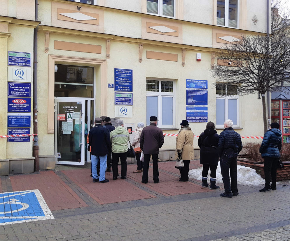 Kolejka do zapisów na szczepienia
