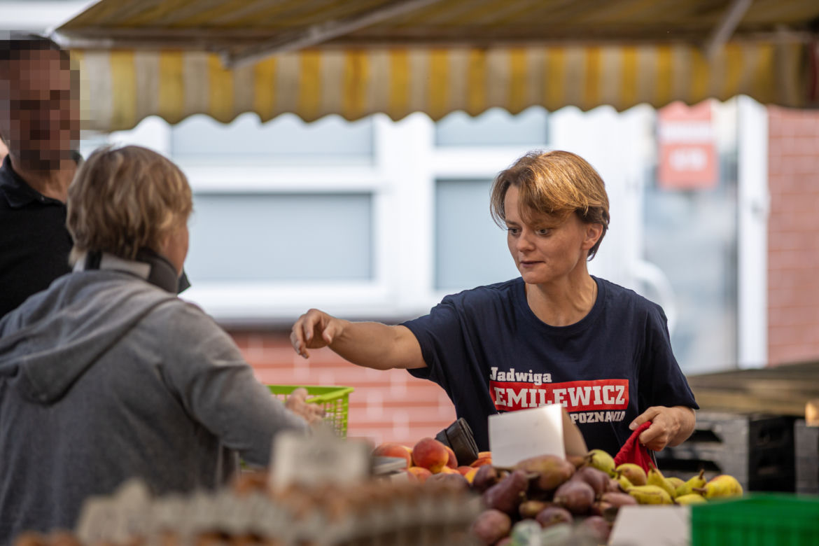 Jadwiga Emilewicz pojechała rowerem na bazarek