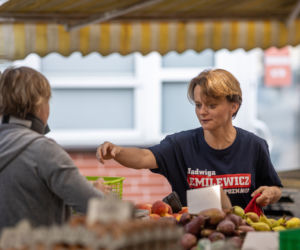 Jadwiga Emilewicz pojechała rowerem na bazarek