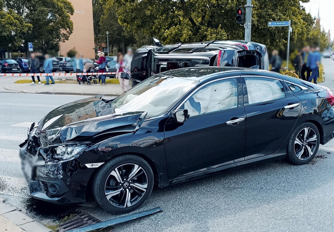 Kobieta staranowała toyotę