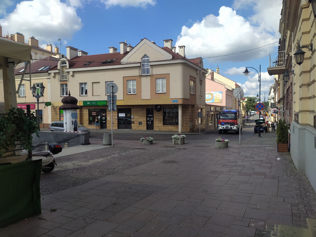 Trzy zastępy straży pożarnej przy Rynku w Rzeszowie