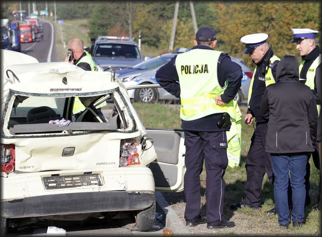 Makabryczny finał wypadku w Chmielowie. 40-letnia Anna nie żyje. Wiozła córkę