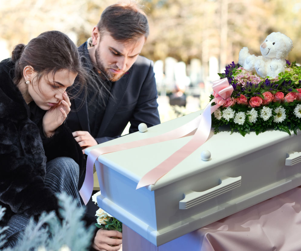 Skandaliczne zasady świadczeń społecznych. Rodzice muszą zwrócić pieniądze za zmarłe dziecko