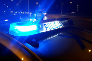 Podkarpackie. 12-latka upadła na oszklone drzwi.  Samochód z ranną dziewczynką eskortowali policjanci
