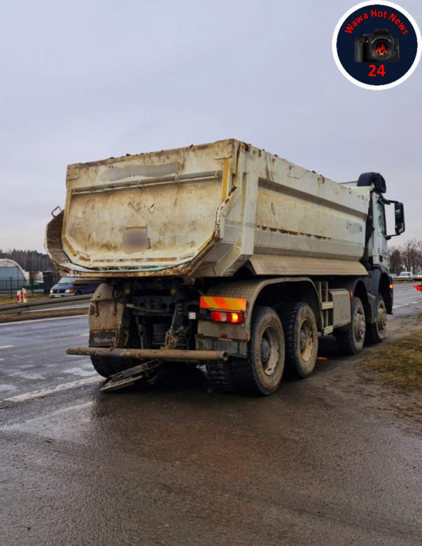 Zderzenie dwóch ciężarówek i autobusu. Pasażerowie badani przez ratowników medycznych
