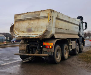 Zderzenie dwóch ciężarówek i autokaru. Droga zablokowana