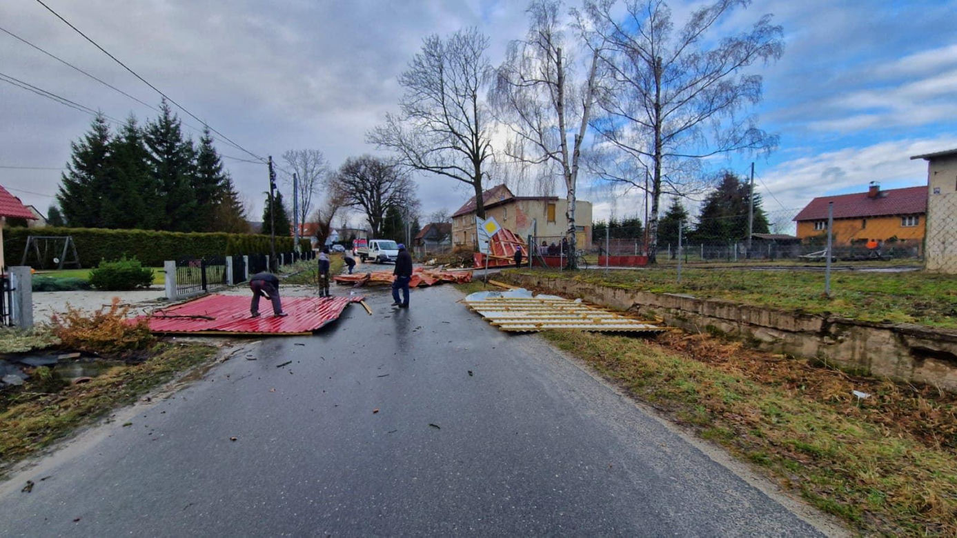 Silny wiatr nad Dolnym Śląskiem. Zerwany dach, powalone drzewa i zablokowana droga