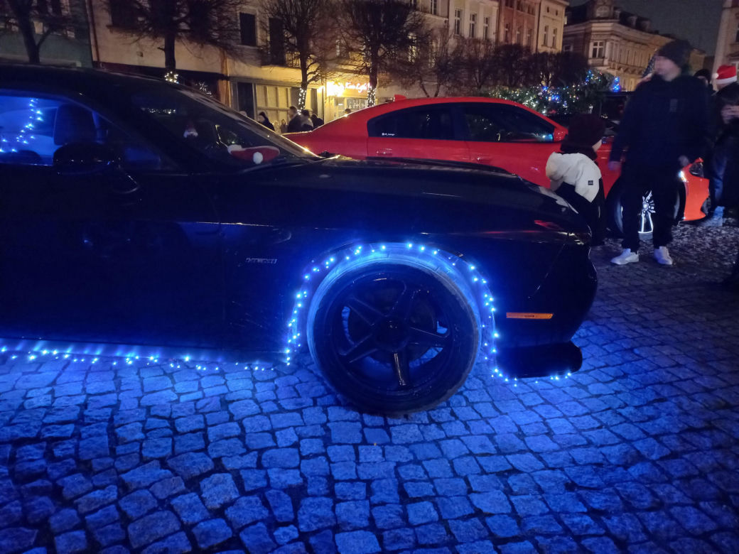 Świąteczny Zlot Amerykańskich Samochodów na Rynku w Lesznie