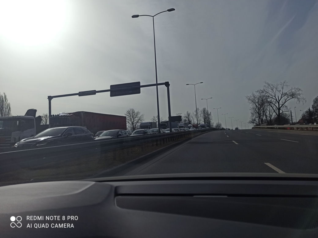DTŚ od Zabrza do Rudy Śląskiej ZAMKNIĘTA. Uszkodzona naczepa TIR-a stanowi zagrożenie [ZDJĘCIA]