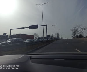 DTŚ od Zabrza do Rudy Śląskiej ZAMKNIĘTA. Uszkodzona naczepa TIR-a stanowi zagrożenie [ZDJĘCIA]