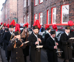 Barbórka 2025. Pobudka górnicza na Nikiszowcu w wykonaniu Orkiestry Wieczorek