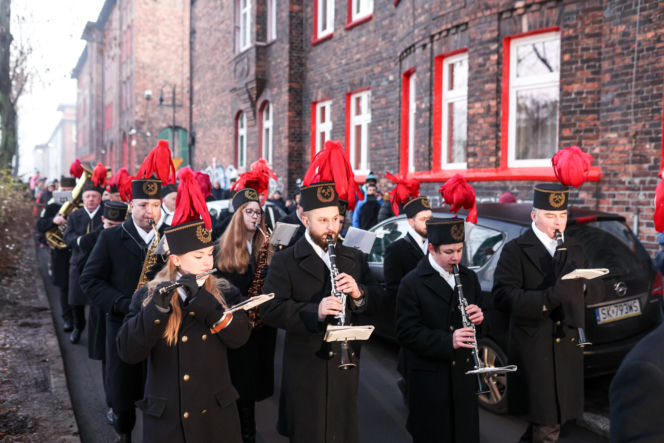 Barbórka 2025. Pobudka górnicza na Nikiszowcu w wykonaniu Orkiestry Wieczorek