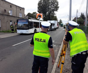Wypadek w Wieszowej. Sześć osób rannych w zderzeniu ciężarówki z autobusem [ZDJĘCIA]