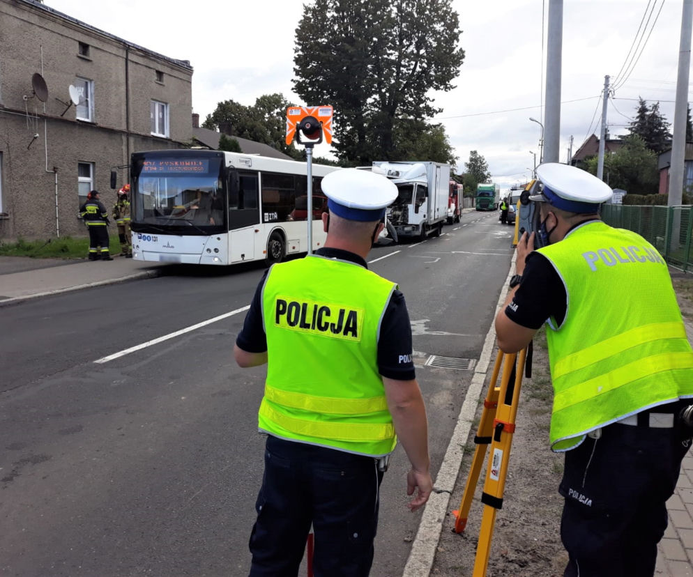 Wypadek w Wieszowej. Sześć osób rannych w zderzeniu ciężarówki z autobusem [ZDJĘCIA]