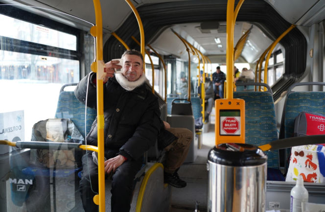 "To jest ogromna pomoc". Mobilna ogrzewalnia w Białymstoku. Można się ogrzać i napić herbaty