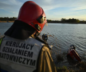 Auto wpadło do zbiornika wodnego w Bolimowie. Dwoje nastolatków nie żyje