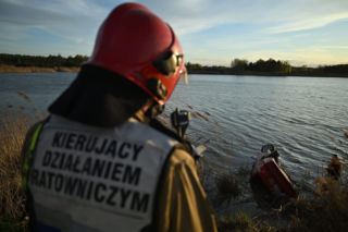 Auto wpadło do zbiornika wodnego w Bolimowie. Dwoje nastolatków nie żyje