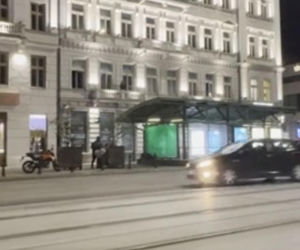 Seks na chodniku w centrum Warszawy. Para oddawała się uniesieniom przy Alejach Jerozolimskich