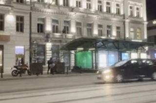 Seks na chodniku w centrum Warszawy. Para oddawała się uniesieniom przy Alejach Jerozolimskich