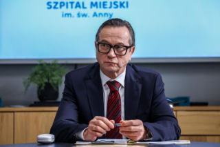 Szpital św. Anny, odcinek 82: Szpital na skraju bankructwa! Nowy dyrektor zapowiada radykalne zmiany