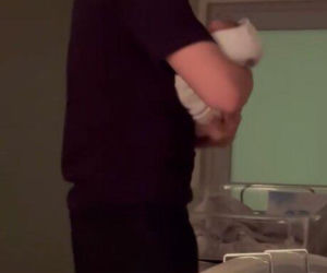 Ledwo przeciął pępowinę, już wirował z maluchem! Co za sceny na porodówce