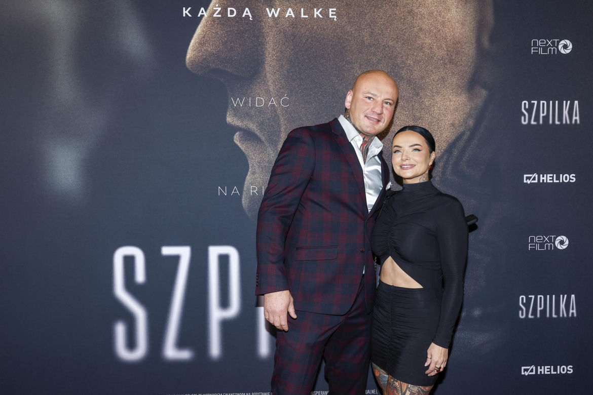 Artur Szpilka z narzeczoną Kamilą Wybrańczyk na premierze filmu "Szpilka"