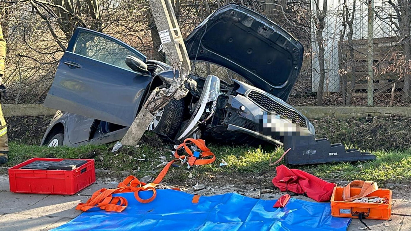 Huknął w słup i wpadł do rowu. Na miejscu lądował śmigłowiec ratunkowy